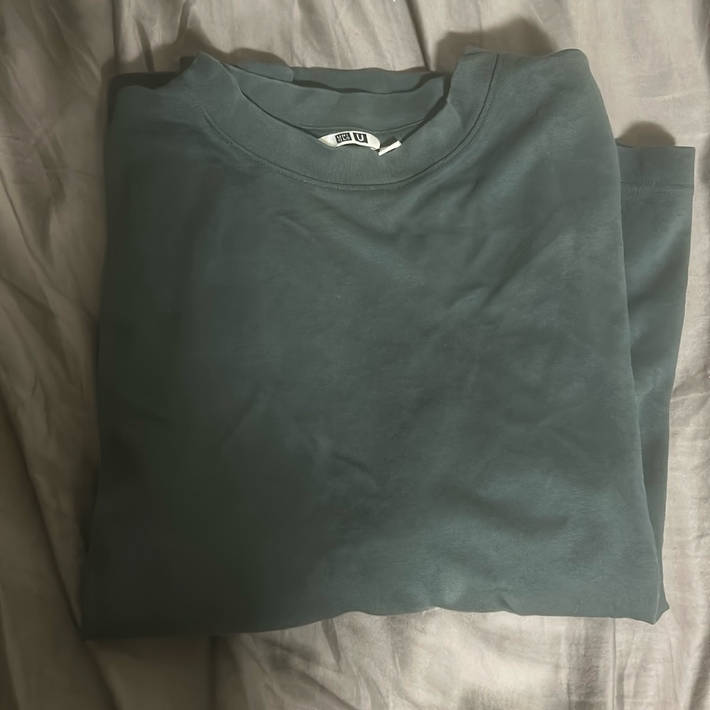 Small Green Uniqlo short sleeve shirt